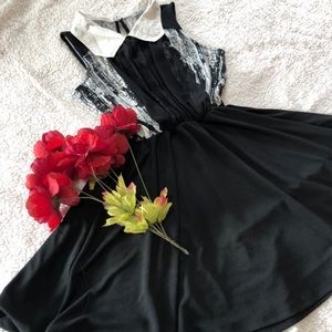 Cute sleeve-less collared flowy dress 🖤